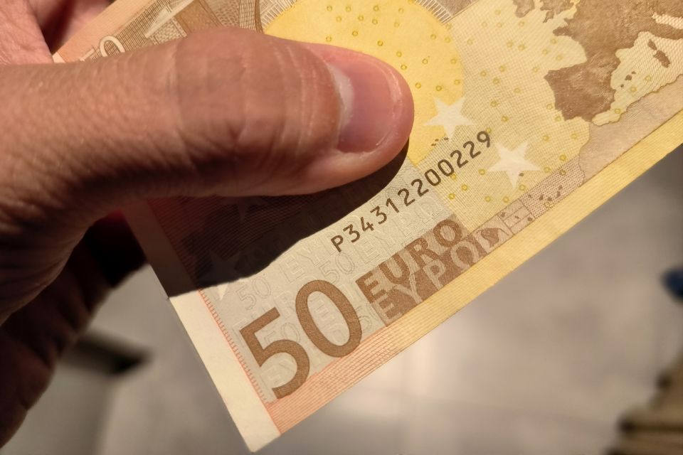 اليورو يسجل أدنى مستوى في تاريخه بين المدفوعات العالمية