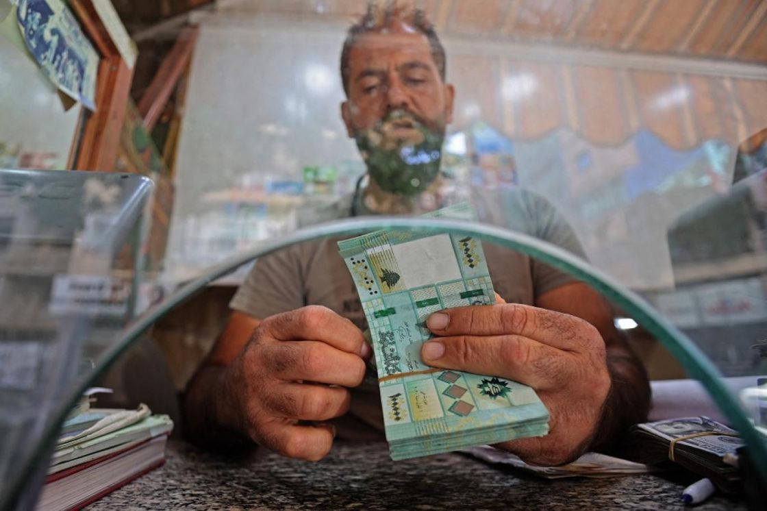 مصرف لبنان المركزي يغيّر السعرين &quot;الرسمي&quot; و&quot;صيرفة&quot; لصالح الدولار والليرة تواصل الانهيار