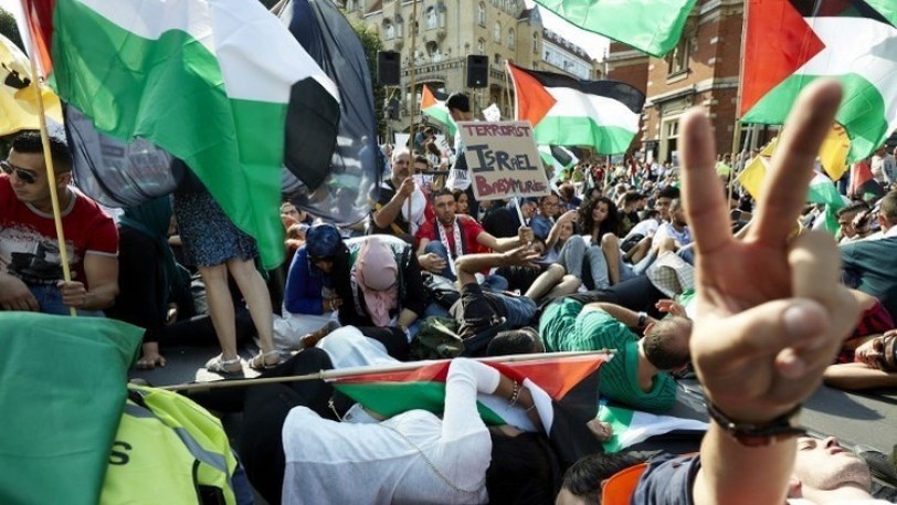 متظاهرون في أمستردام يطالبون بوقف العدوان الإسرائيلي على قطاع غزة