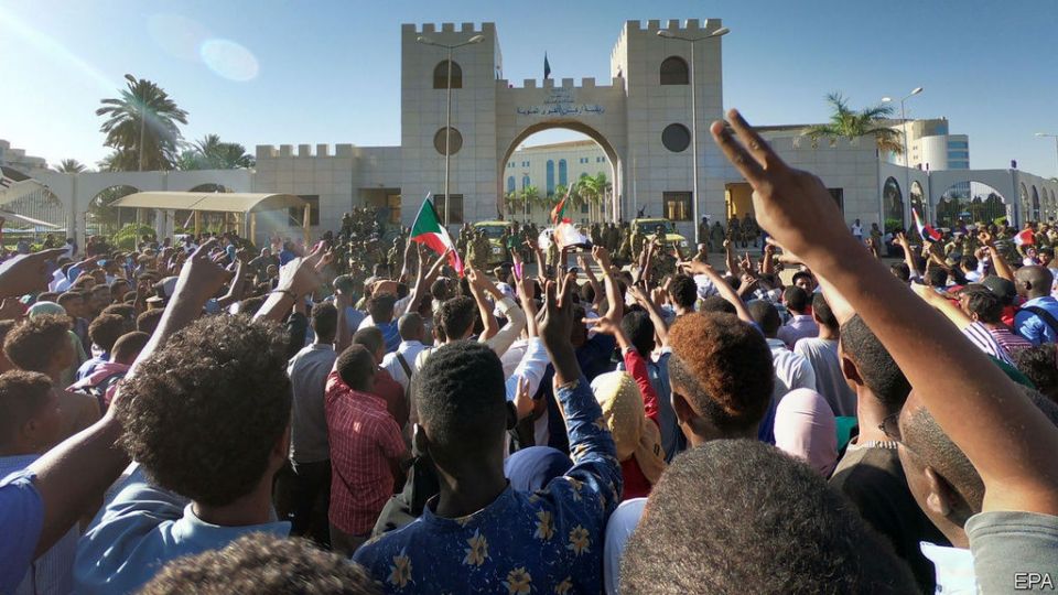 السودان:البشير رحل.. و&laquo;لم تسقط بعد&raquo;!
