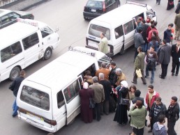 &laquo;تزاحم وشجار&raquo; على وسائط النقل بدمشق والمخالفات بـ(الجملة&raquo; المرور: عدد من (السرافيس)خرج من الخدمة..