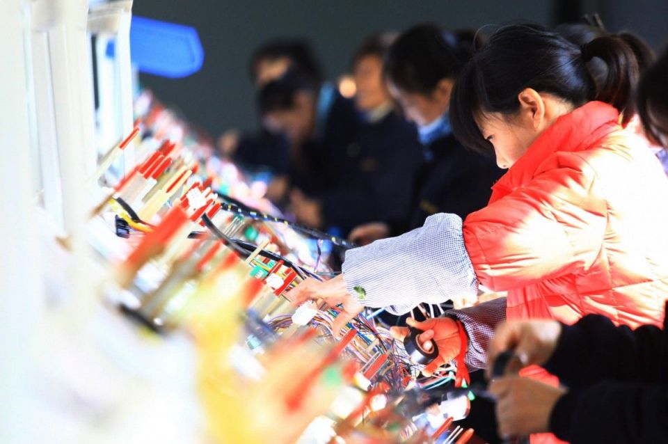 التكنولوجيا أيضاً بين عالمين