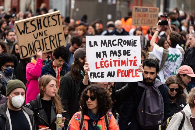 مظاهرات فرنسا ترفع سقف المطالب لـ«رحيل ماكرون»: الشرطة ترشقهم بالغاز و«برج إيفل» يقفل