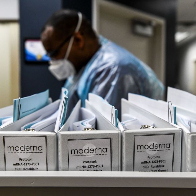 إرجاع لقاحات «بفايزر» بعد خطأ في تجميدها، و«موديرنا» تنال ترخيصاً طارئاً