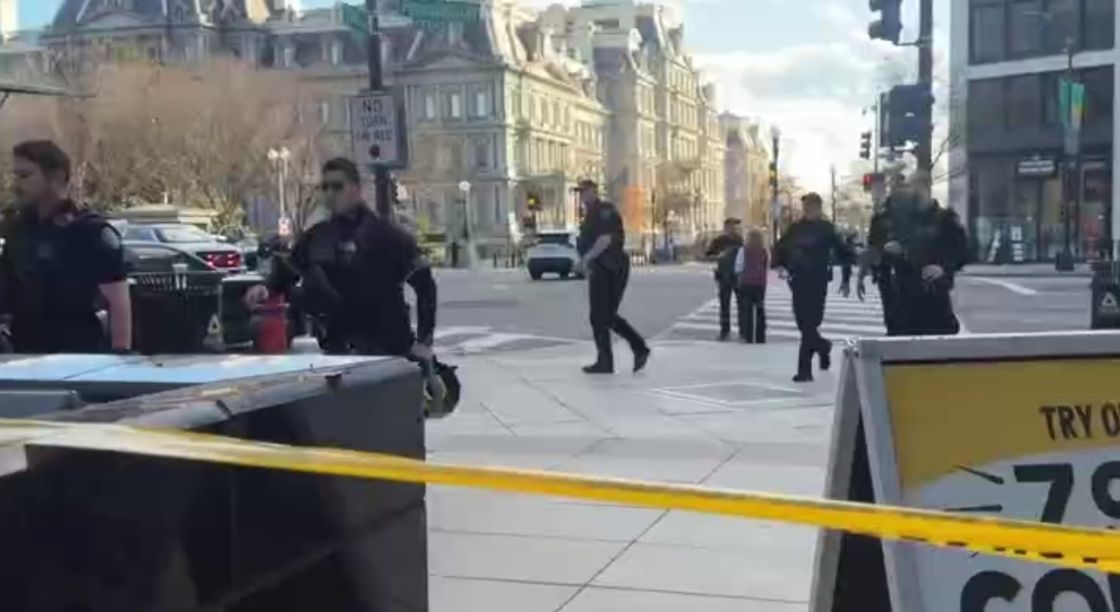 إطلاق نار محاذٍ للبيت الأبيض ونشر 500 جندي إضافي عقب مقتل حارسين