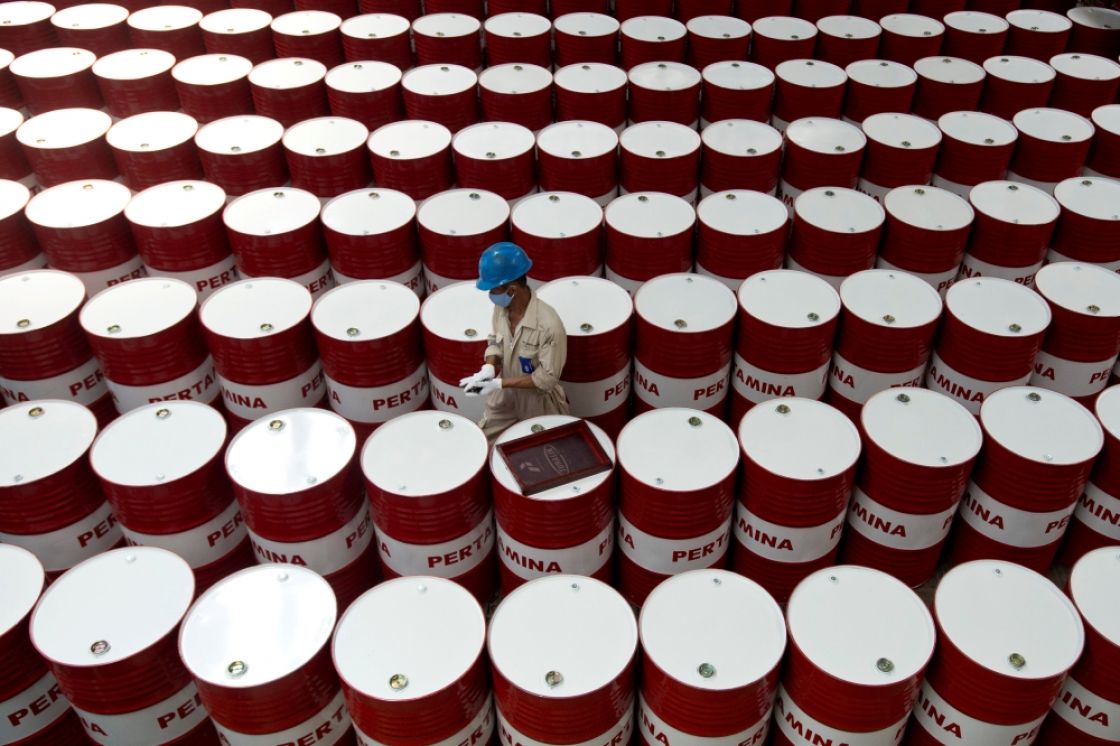 النفط يهبط مع تلميح روسيا لزيادة تدريجية في الإنتاج