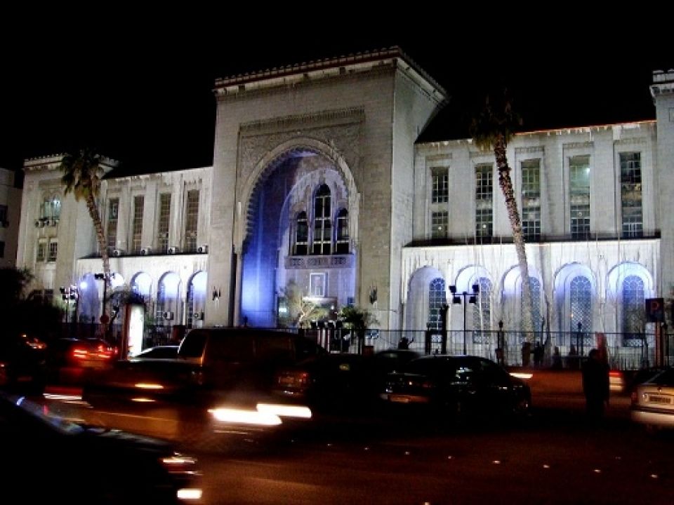 أمام أبواب القصر العدلي