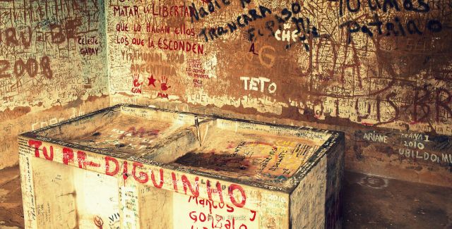 وهو ينظر إلينا