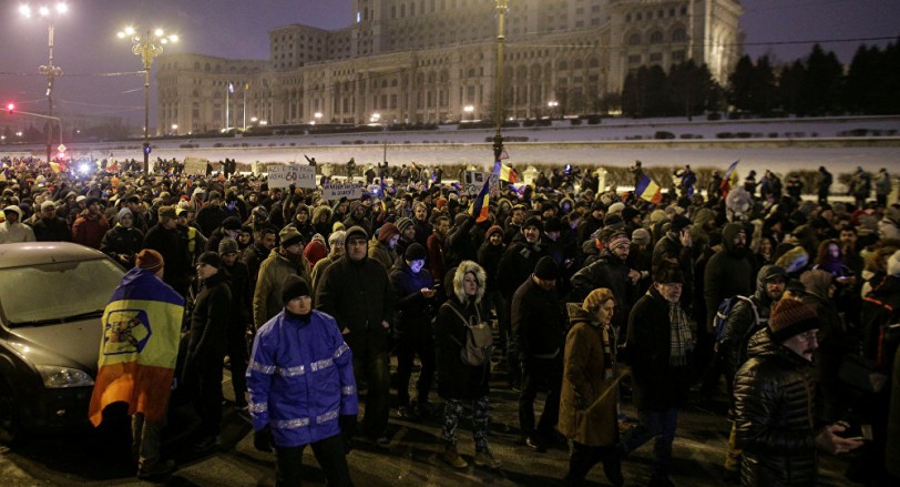 الحكومة الرومانية تنجو من سحب الثقة