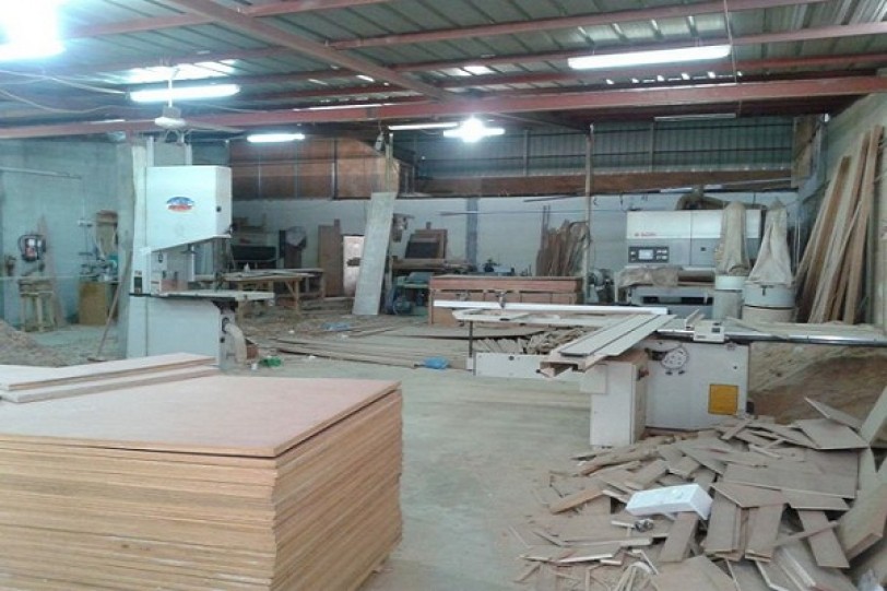 النجارة مهددة بالإنقراض.. ونيران الأزمة تلتهم الأخشاب نجارون.. من أصحاب ورش إلى سائقي تكاسي وبقالين أو عاطلين عن العمل