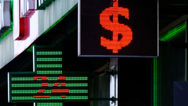 روسيا تباشر في التخلي عن الدولار في تجارتها الشرق أوسطية