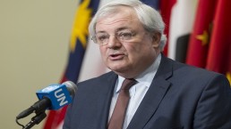 دعوات للتحقيق في غارة على مخيم للنازحين في إدلب