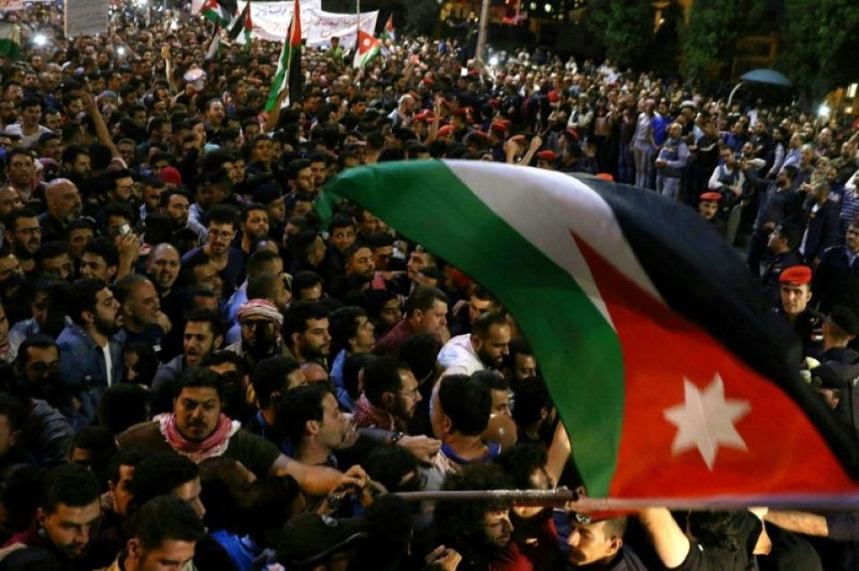 «مين قال الشعب مات... هيّو بيسقط حكومات»