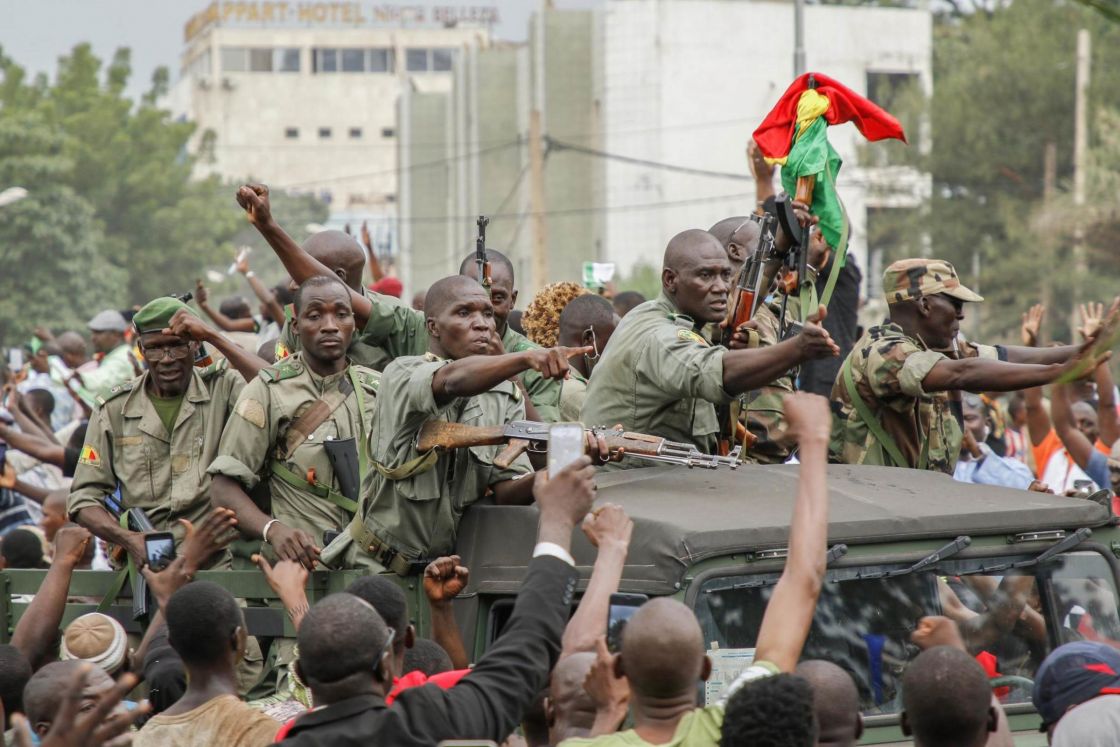 انقلاب عسكري خامس في مالي: اعتقال الرئيس ورئيس الوزراء ووزير الدفاع