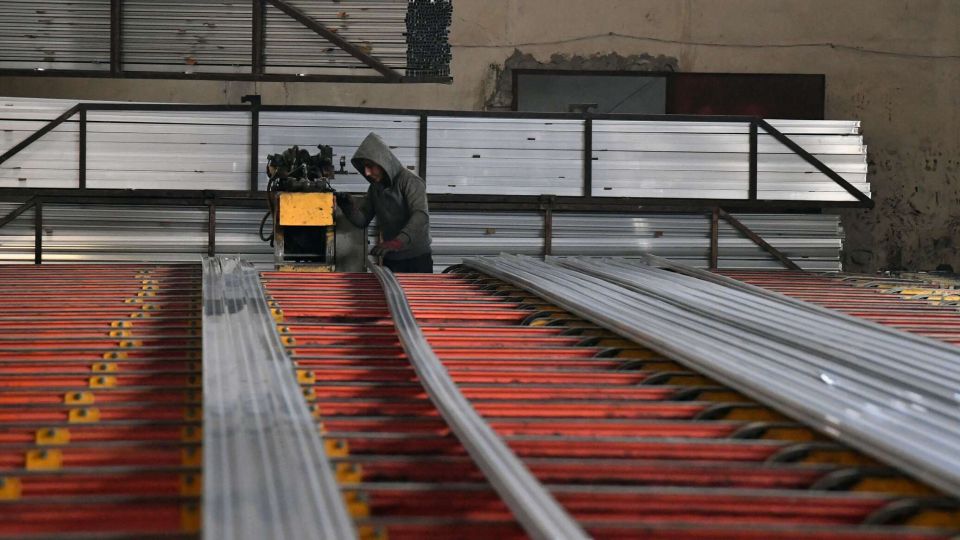 بصراحة ... إغلاقات المعامل تضحية مجانية بقوة العمل