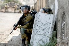 اشتباكات إثر اقتحام نابلس واستشهاد 6 فلسطينيين بينهم قيادي بـ&laquo;عرين الأسود&raquo;