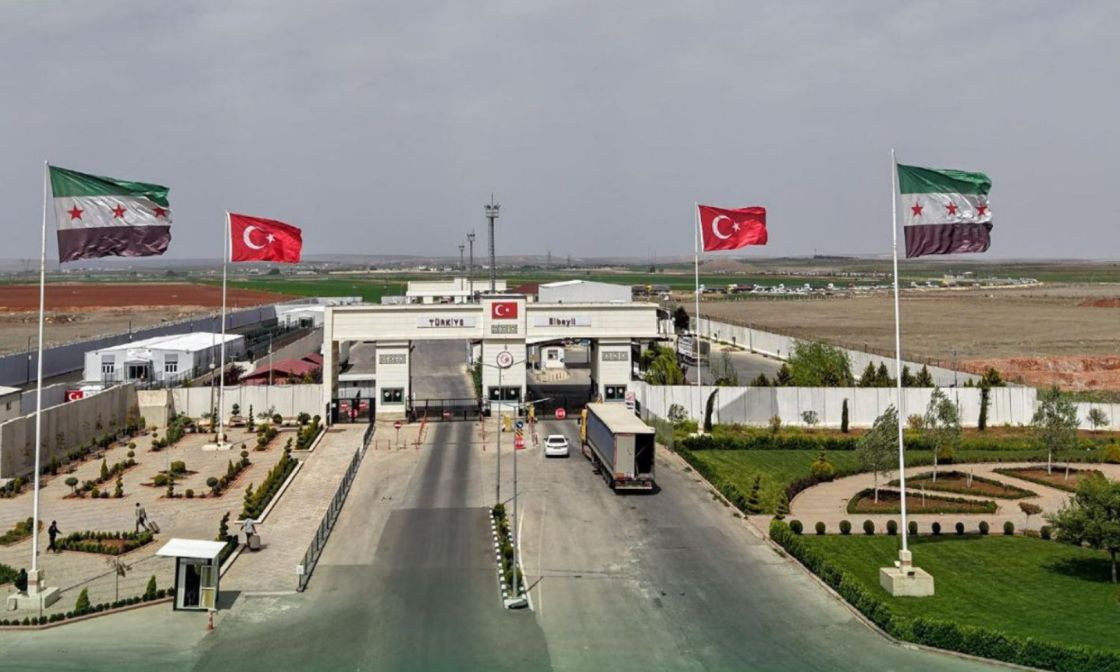 رسوم سيارات القادمين عبر تركيا... سدّ للحاجة أم استنزاف للعائدين؟