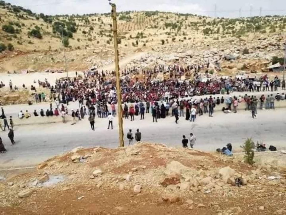 سوريون على «قارعة الحدود»