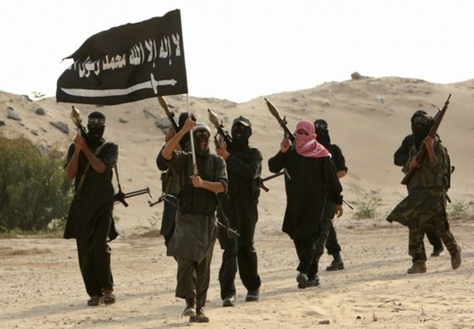 من يخطب ودّ «القاعدة»؟