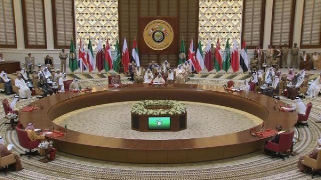 المأزومون حول طاولة واحدة