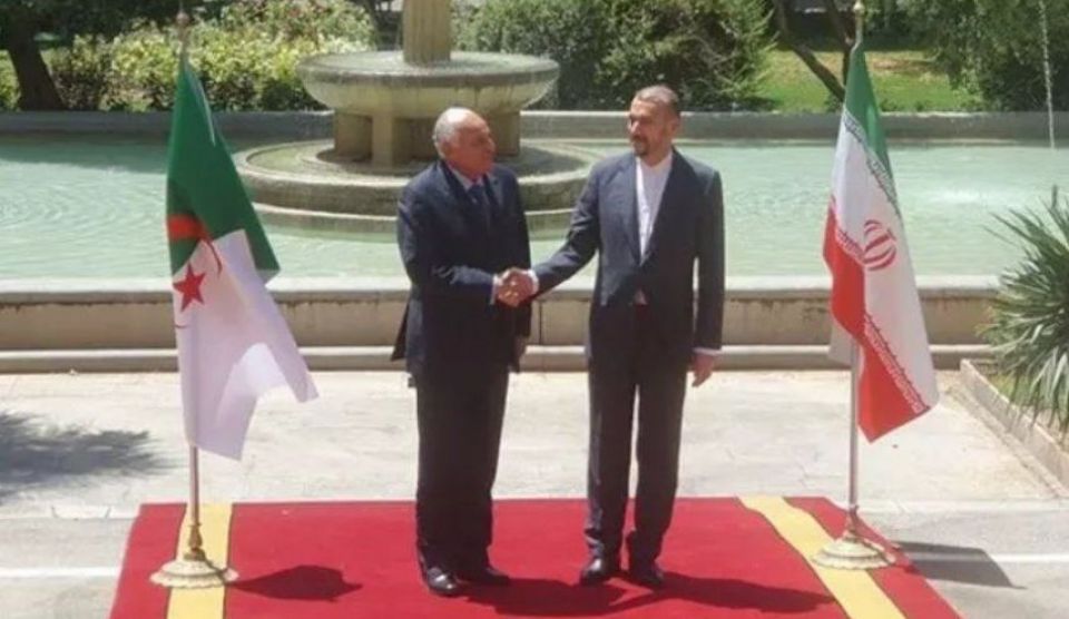 وزير الخارجية الجزائري يزور طهران ويلتقي بنظيره الإيراني