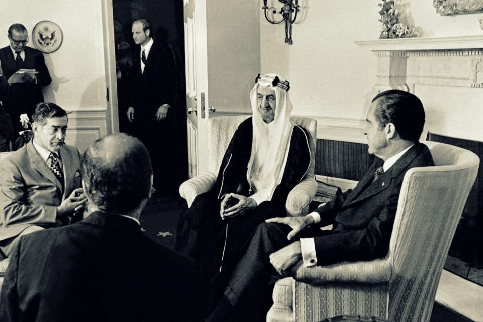 بن سلمان، يبحث عن سبل لخفض الاعتماد على الدولار
