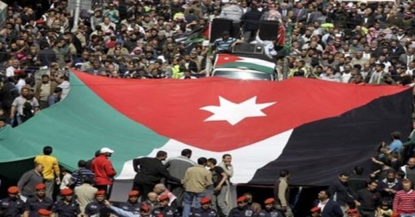 آلاف الأردنيين يتظاهرون في عمان مطالبين بإلغاء اتفاقية وادي عربة وإغلاق سفارة الاحتلال
