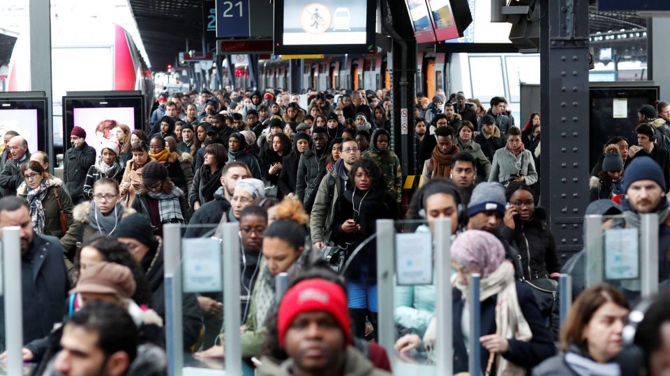 إضراب وسائل النقل في فرنسا بات الأطول منذ 30 عاماً