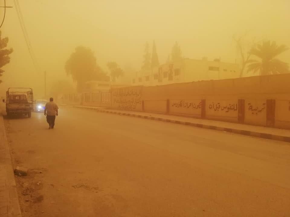 دير الزور تعاني من عاصفة غبارية ووفاة رجل وطفله