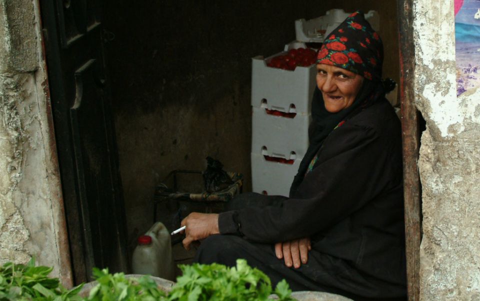 المرأة العاملة بين مطرقة الحرب وسندان العيش الكريم