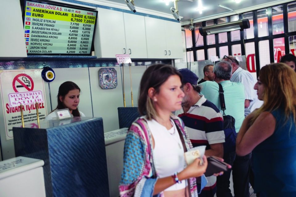 واشنطن وأنقرة تتبادلان تهديدات ومزيد من التراجع لليرة