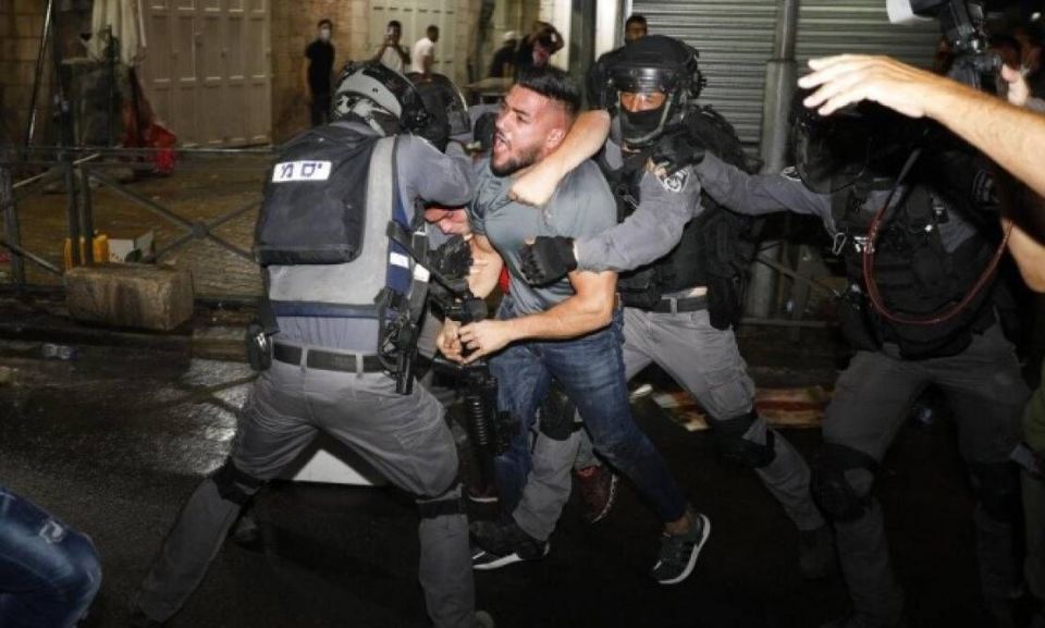 القدس: عشرات الإصابات في اعتداء الاحتلال على تشييع شهيد