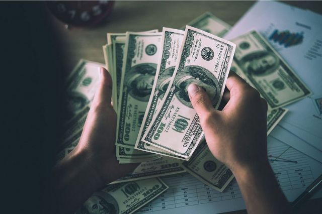 الدولار يعود إلى موطنه... والعملات تنخفض