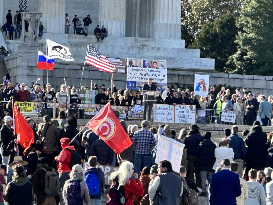 أمريكيون بمشاركة نواب كونغرس ينظمون احتجاجاً في واشنطن ضد دعم أوكرانيا