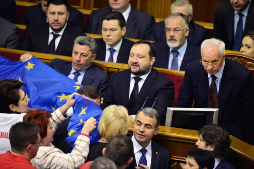 رئيس الوزراء الاوكراني: تجميد العمل باتفاقية الشراكة مع أوروبا بسبب الشروط التعجيزية