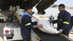 &quot;حميميم&quot; يوزع 12 طناً من المواد التموينية في سورية