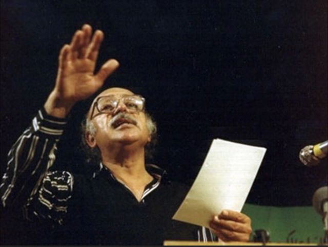 الإلقاء الشعري: بدلة على مقاس الكلام