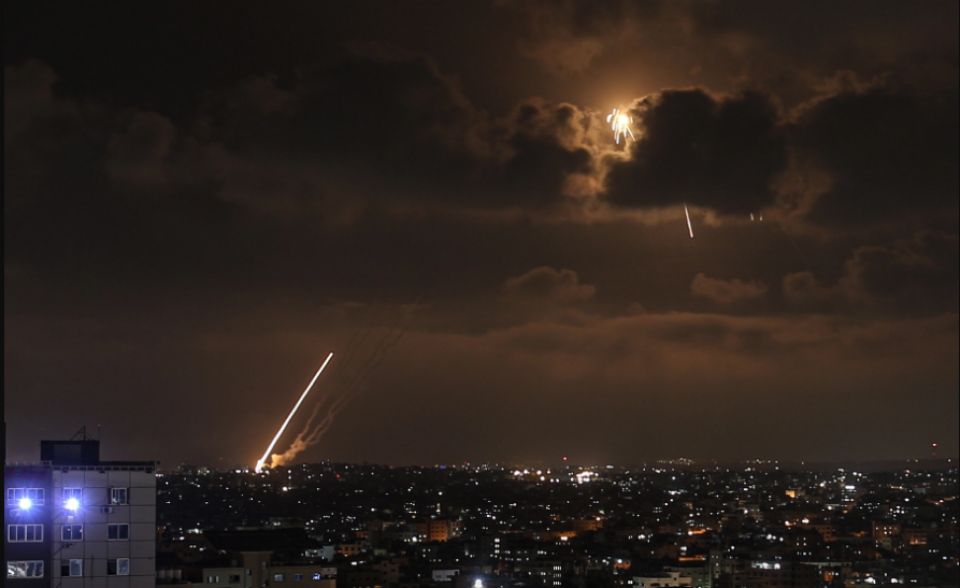 قصف صاروخي على مستوطنات غلاف غزة ودويّ انفجارات وصافرات إنذار