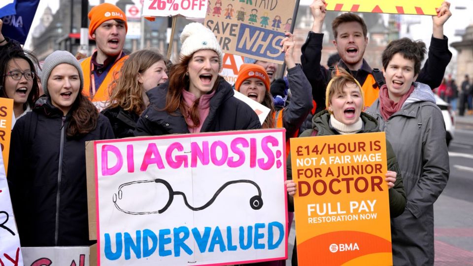 أطباء القطاع العام بإنكلترا يبدأون أطول إضراب منذ 70 سنة