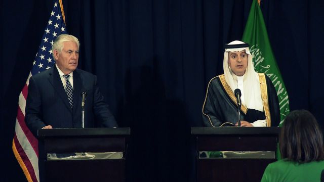 «تيلرسون يحض» السعودية على التروي في الإقليم