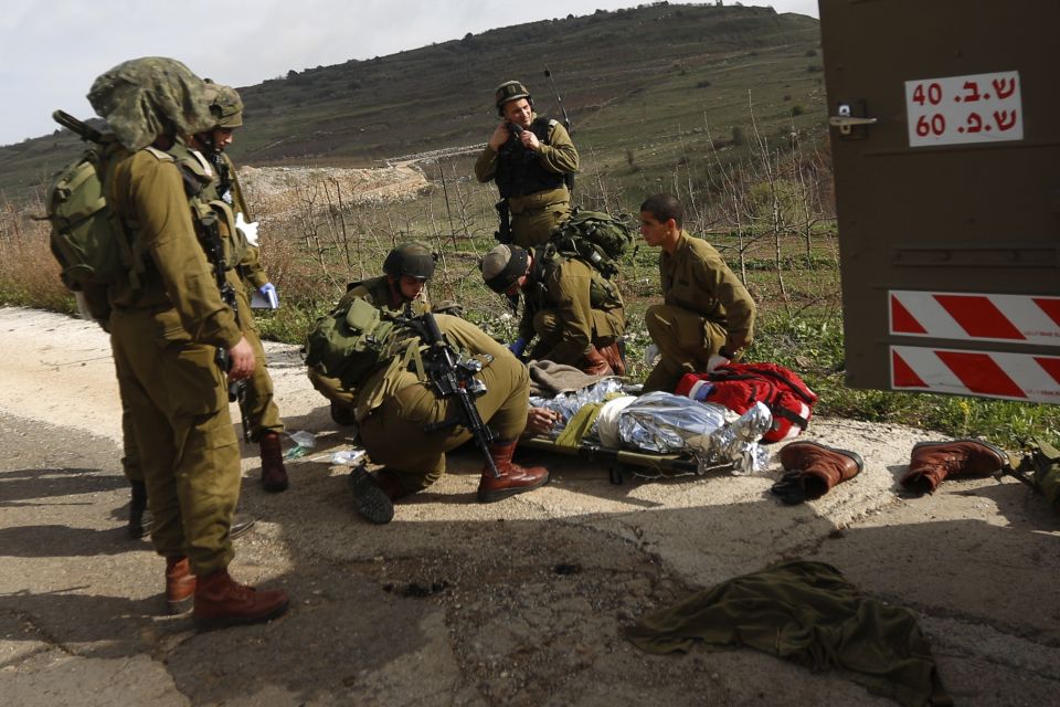 مقتل جندي "إسرائيلي" وإصابة 3 آخرين بسبب "عبثهم بقنبلة يدوية"
