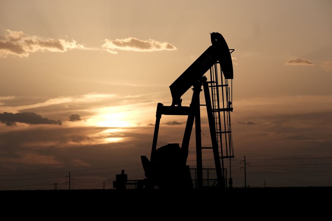 كوفيد-19 وانهيار سوق النفط يوضحان انتهاء الهيمنة الأمريكية والبترودولار