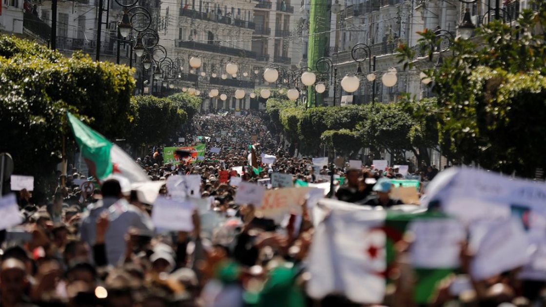 الرئيس الجزائري بوتفليقة يعلن عدم ترشحه لولاية خامسة