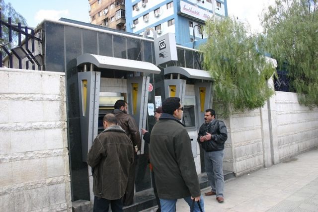 الراتب بعد زيادة التعويض &laquo;بهدلة مضاعفة&raquo;... ورحلة شهرية للبحث عن &laquo;صراف آلي&raquo;