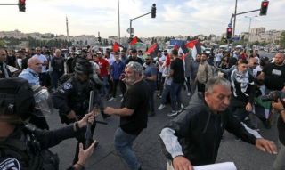 الاحتلال اقتحم عزاء الشهيدة شيرين واعتقل عدداً من المعزين ويعتزم التضييق على جنازتها اليوم