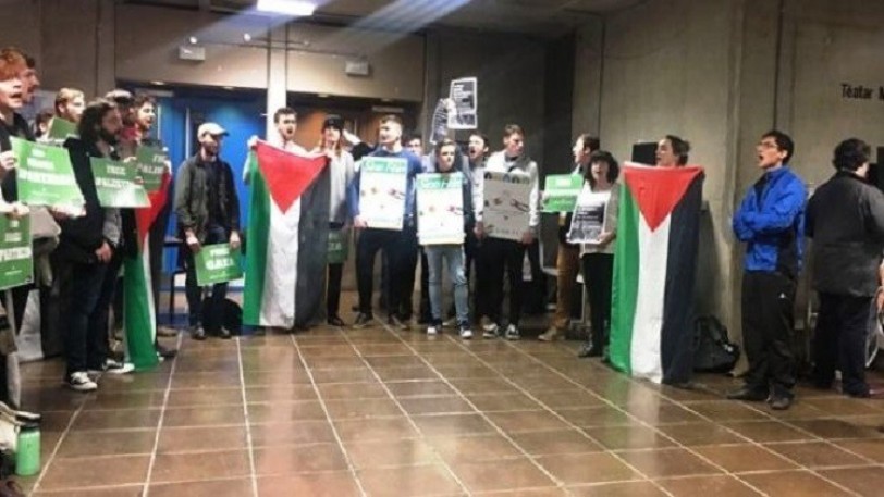 طلاب آيرلنديون يجبرون جامعتهم على إلغاء محاضرة لسفير الكيان الإسرائيلي