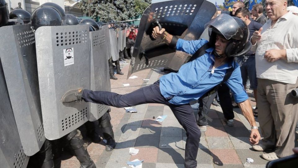 أوكرانيا: معركة البرلمان والهدنة الجديدة