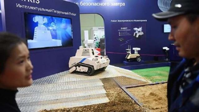 الصين تستعرض روبوتا لمكافحة الإرهاب