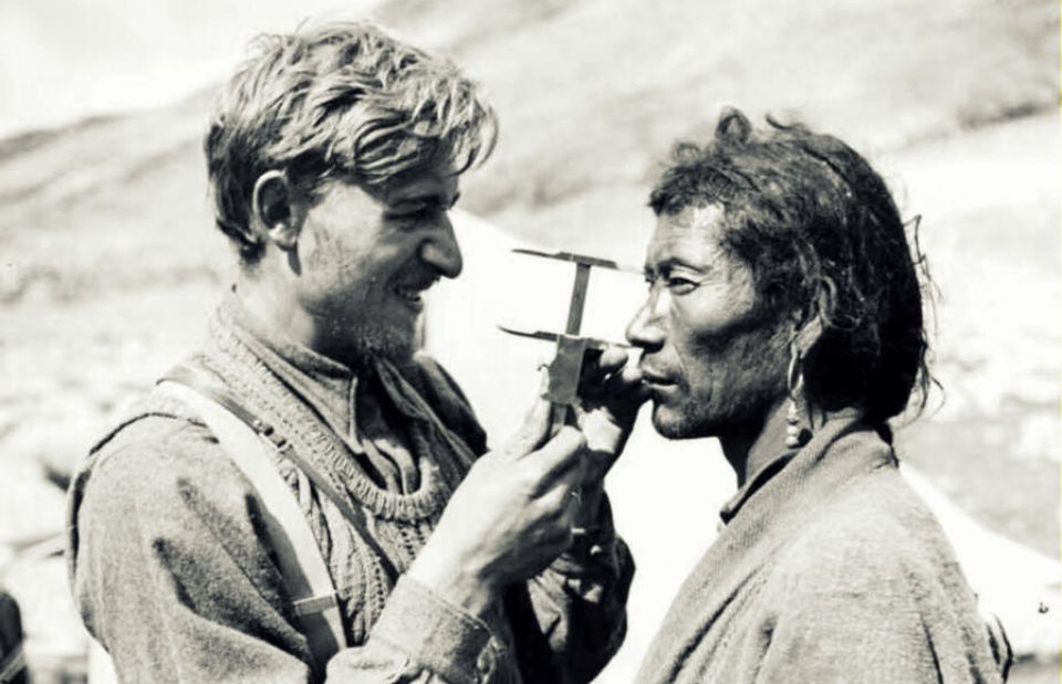 الأسمدة باهظة الثمن والمبيدات الحشريّة المطلوبة لاعتماد هذا النموذج الزراعي قد أدّيا، وذلك ضمن إطار النظم الموجهة ناحية الأعمال التجاريّة، إلى خصخصة الأراضي المجتمعيّة والمزارع المعاشيّة