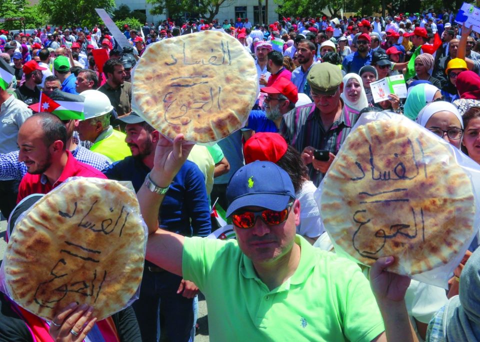 النقابات الأردنية تمهل حكومة الرزاز أسبوعاً